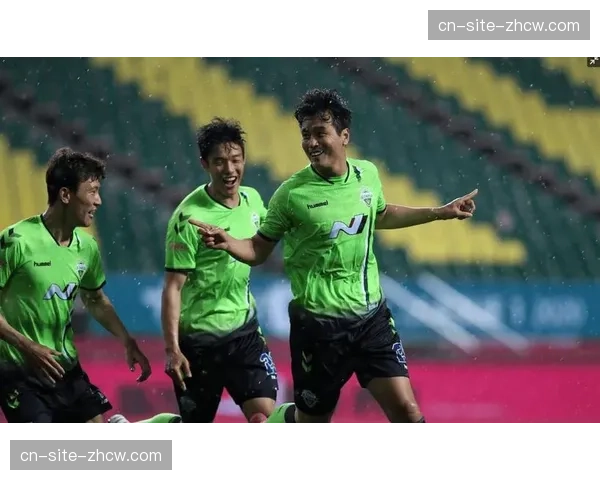 金大元与高映埈边路配合默契 江原FC进攻组合展现韩国足球特点